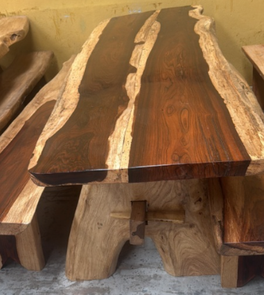 Mesa em Madeira Escura